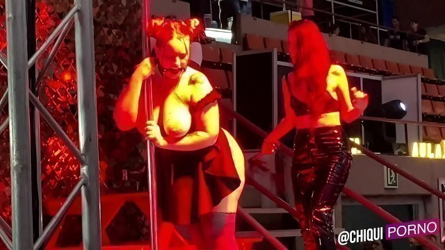 Chica gorda del publico en escenario le ponen cera